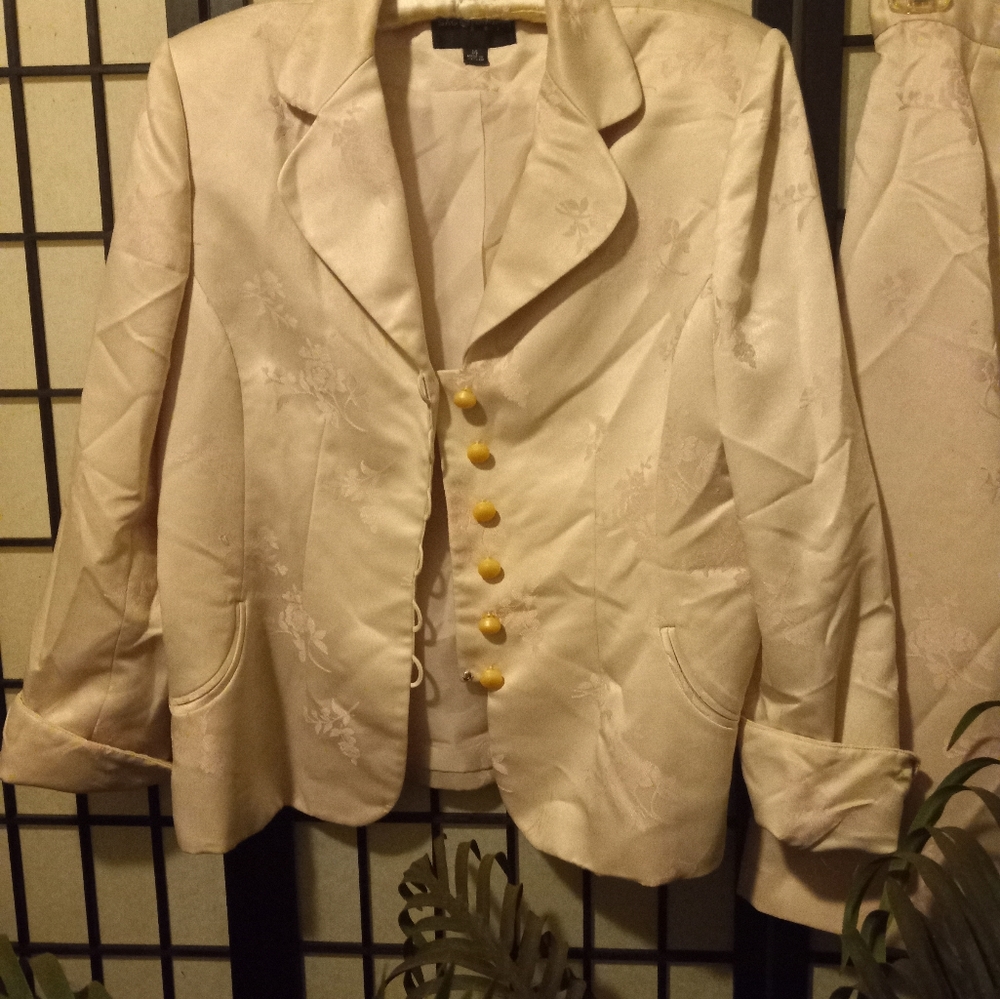 Suit - Picture 2 of 6